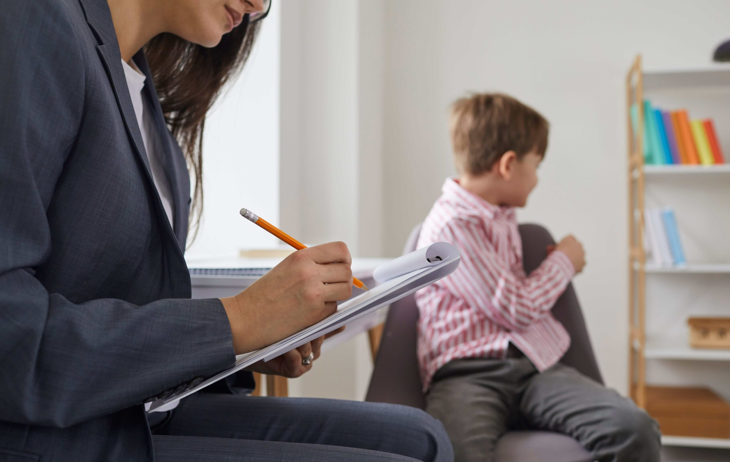 Case worker working with a child of behavioral health with the help of Salesforce Health Cloud